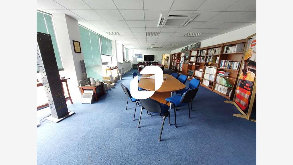 A louer Local d'activité 649m² Magny les hameaux