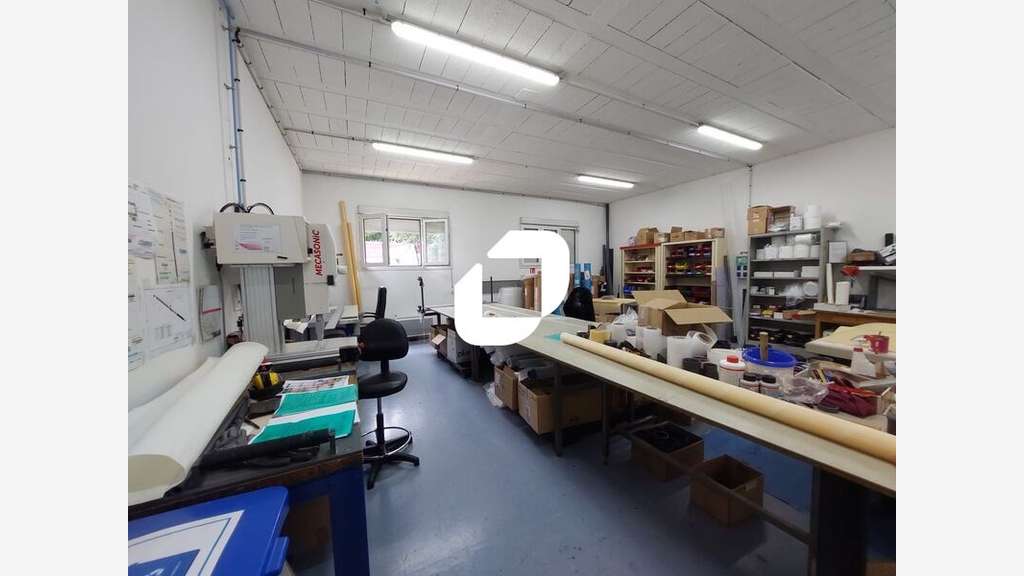 A louer Local d'activité 754m² Magny les hameaux