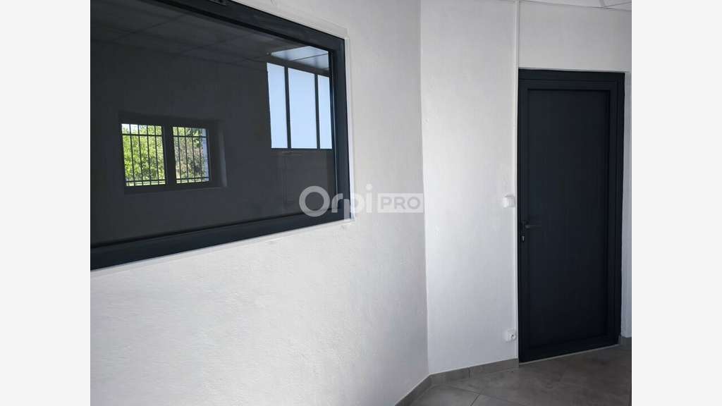Local professionnel de 430m² à louer à Malemort