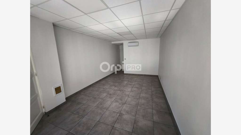 Local professionnel de 430m² à louer à Malemort