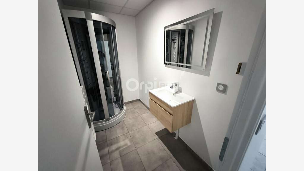 Local professionnel de 430m² à louer à Malemort