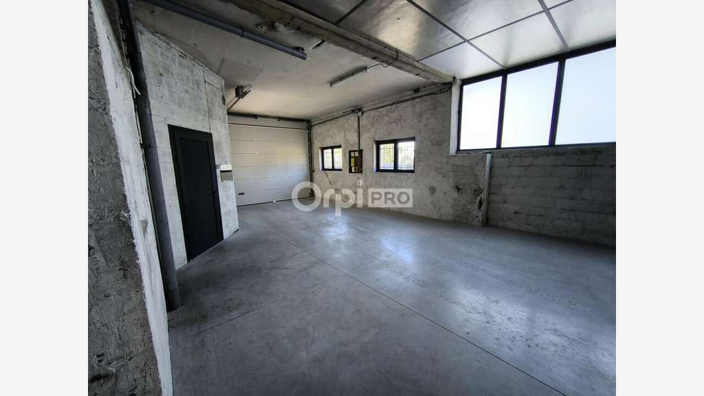 Local professionnel de 430m² à louer à Malemort