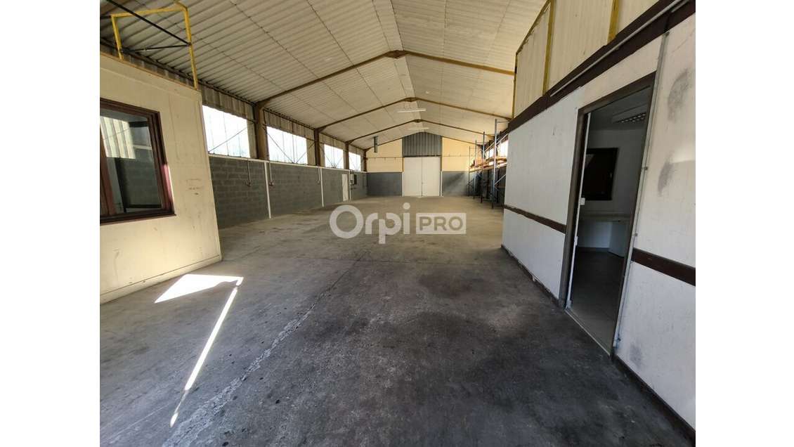 A louer local professionnel de 250m² à Malemort