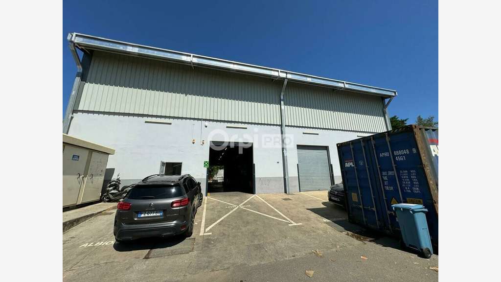 A louer entrepôt 450m² au R+1 à Kaweni