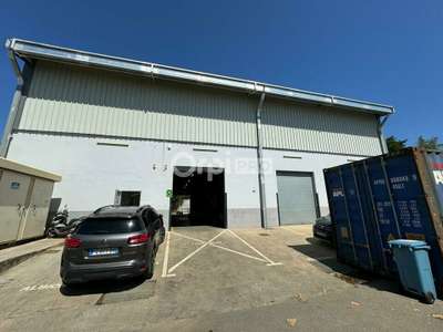 A louer entrepôt 450m² au R+1 à Kaweni