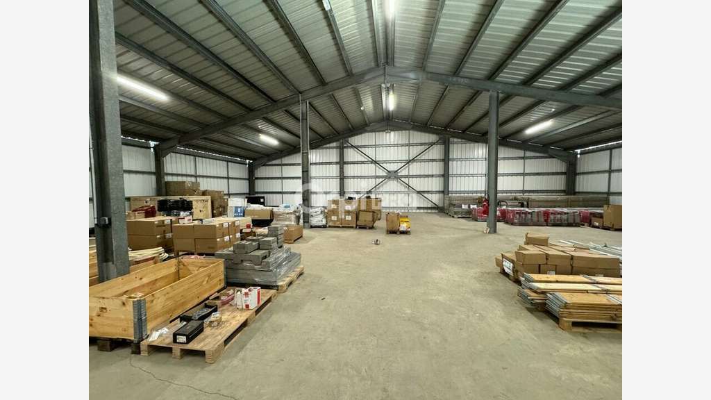 A louer entrepôt 450m² au R+1 à Kaweni