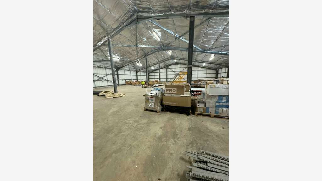 A louer entrepôt 450m² au R+1 à Kaweni