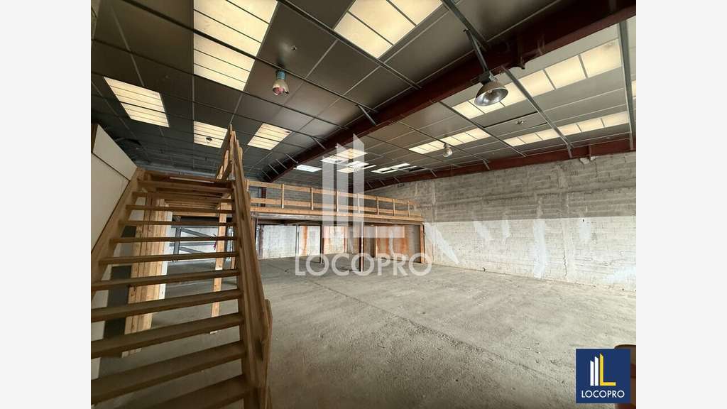 A louer entrepôt 375m² Mandelieu Parc la Siagne