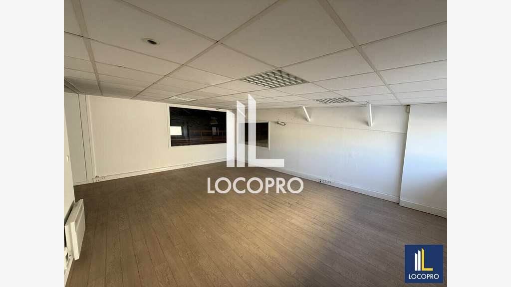 A louer entrepôt 375m² Mandelieu Parc la Siagne