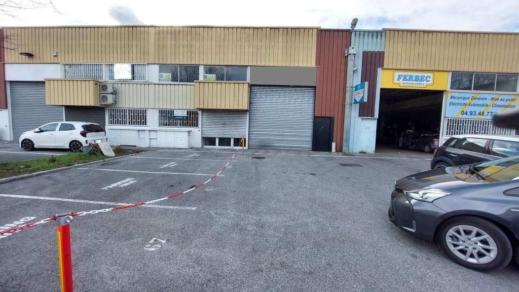 A louer local 538m² Z.I. des Tourrades à Mandelieu