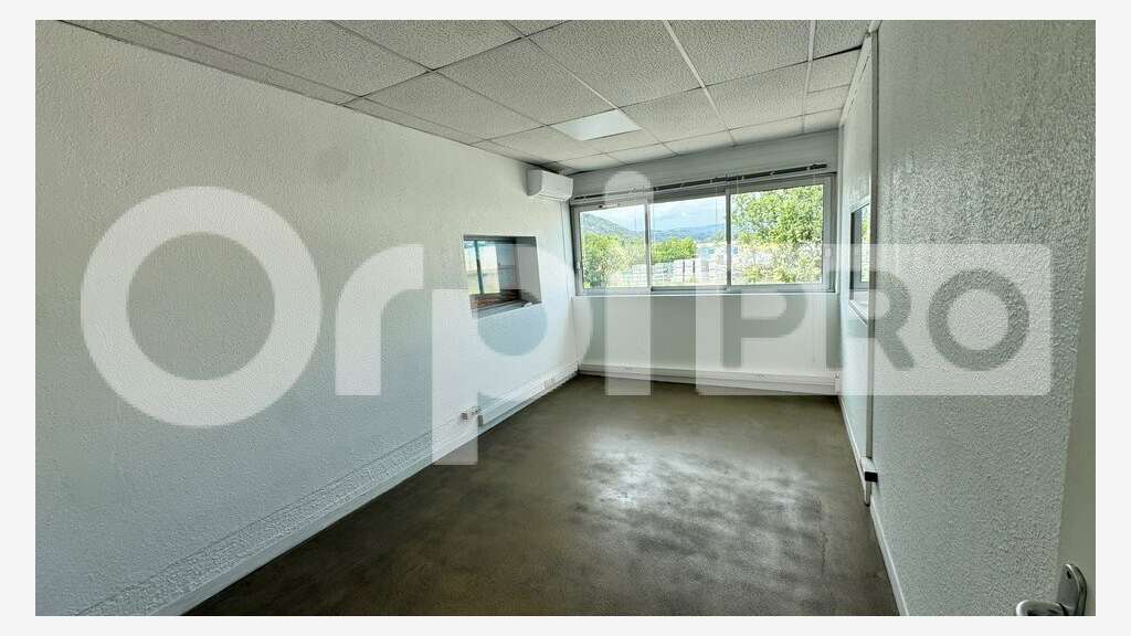 Loue dépôt de 250m² en PA La Siagne à Mandelieu