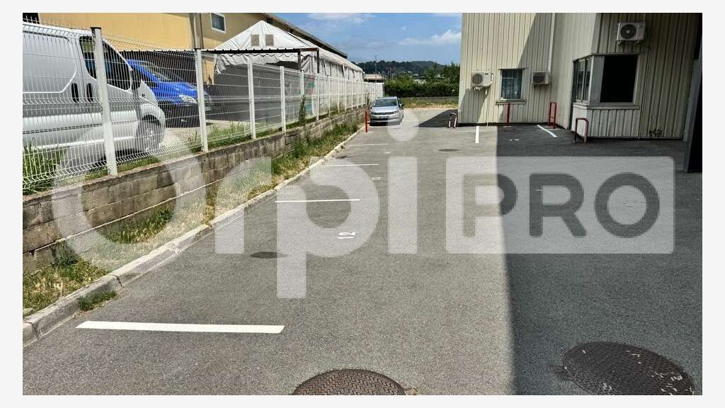 Loue dépôt de 250m² en PA La Siagne à Mandelieu