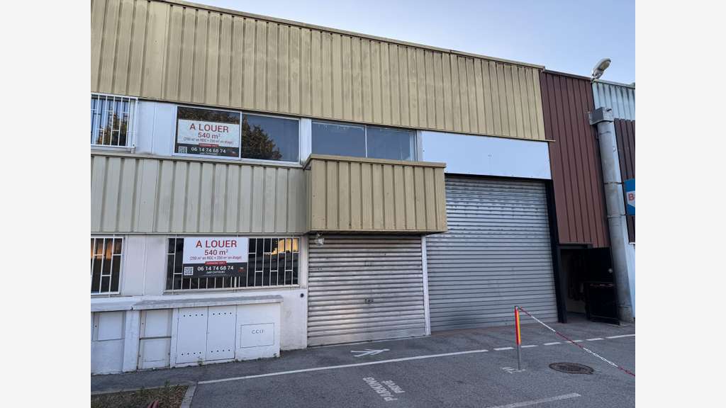 A louer locaux commerciaux à Mandelieu-la-Napoule