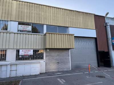 A louer locaux commerciaux à Mandelieu-la-Napoule