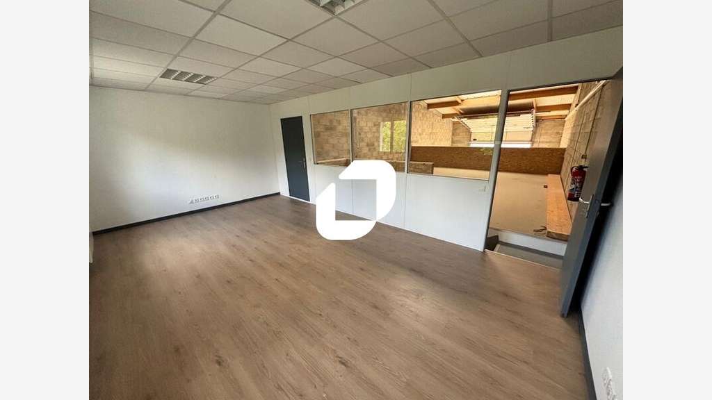 A louer Local d'activité 257m² Mandres les roses