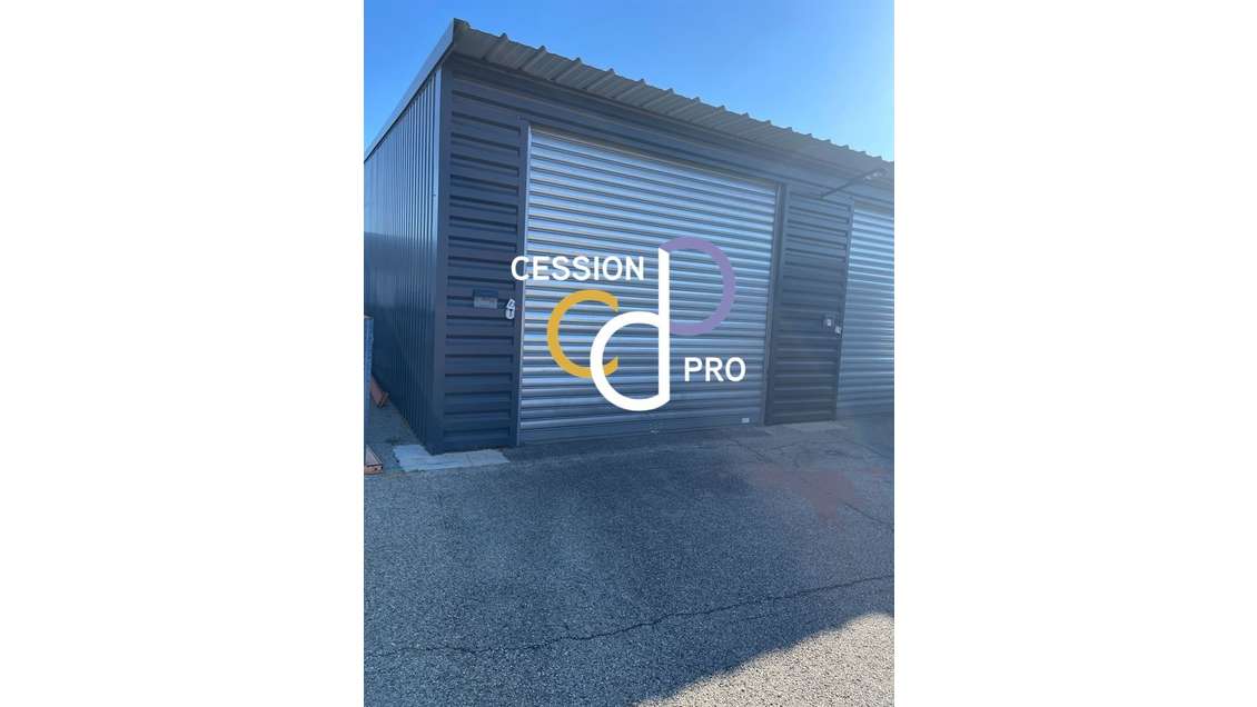Entrepôt 178m² sur grand terrain à louer à Manduel