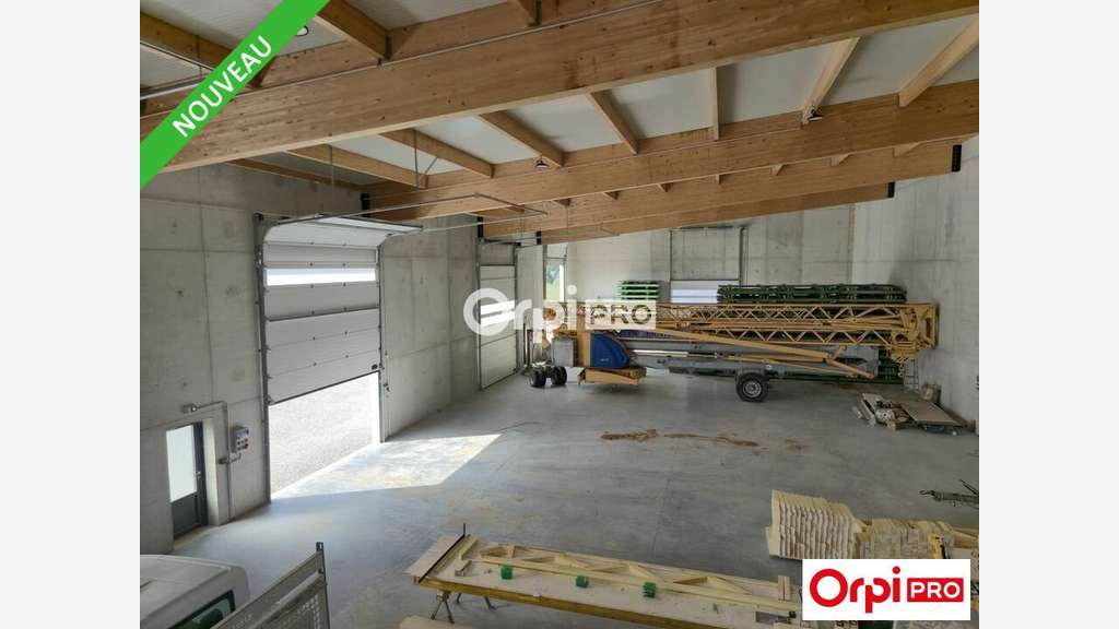 Local d'activité 728m² à louer à Marches
