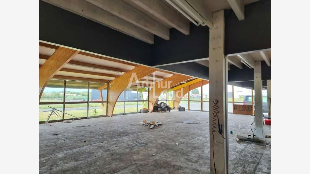 Local 1300m² à louer à Mareuil-sur-Lay-Dissais