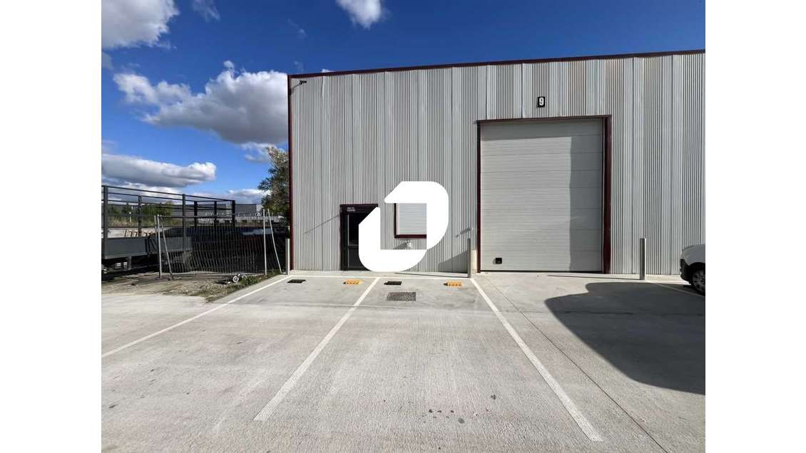 À proximité de la N20 et de la N104, dans la commu