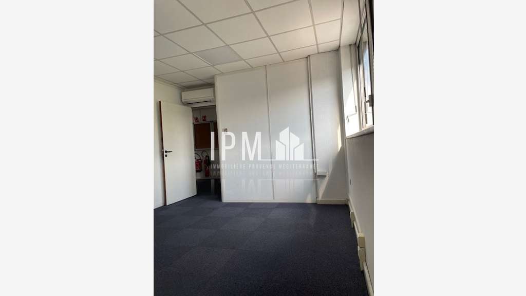 Local à louer 510m² Marseille 10e Capelette