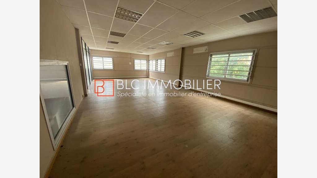 Local 750m² à louer à Marseille 11e La Pomme