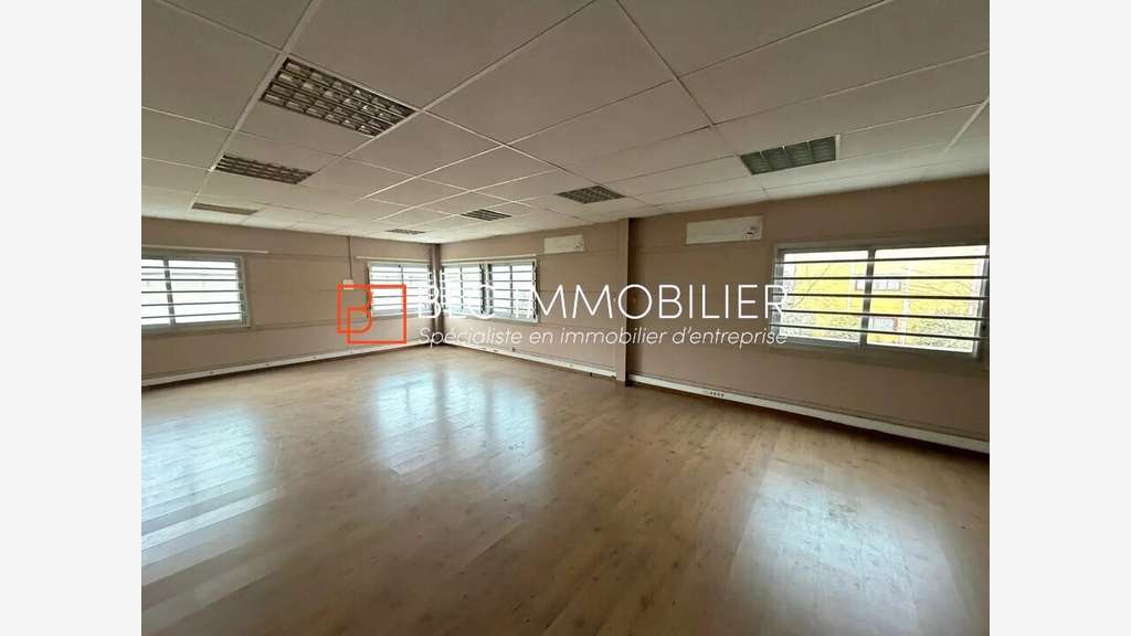 Local 750m² à louer à Marseille 11e La Pomme