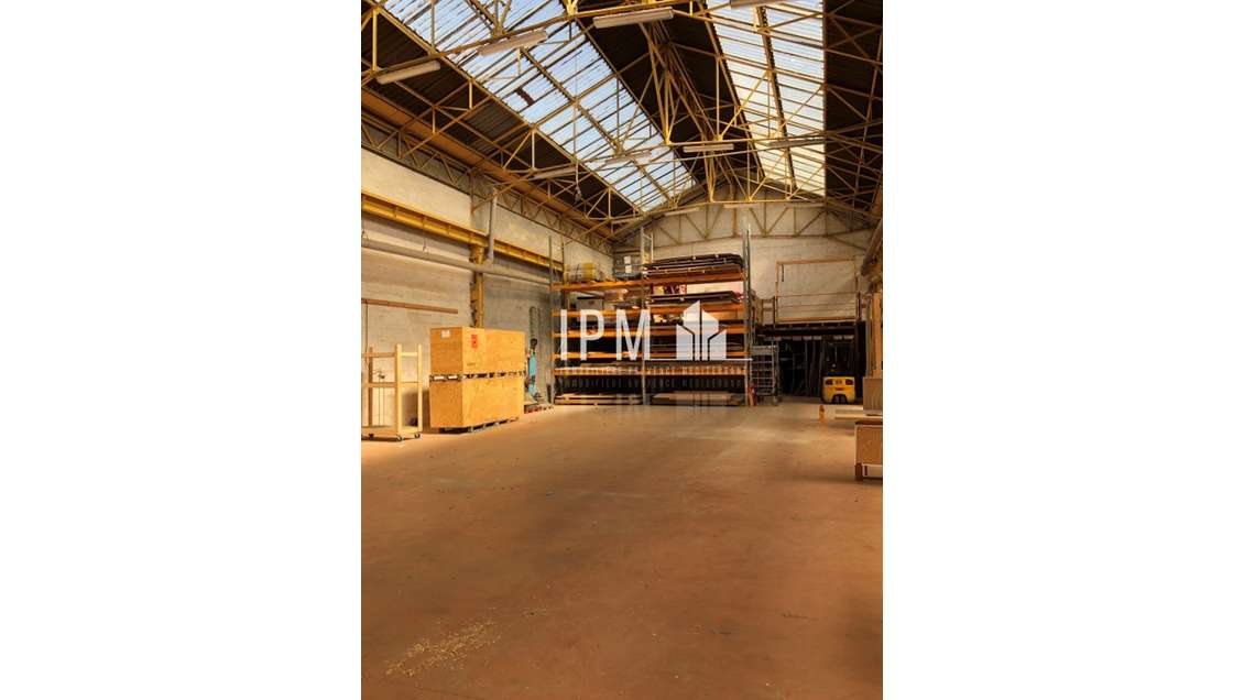 Local d'activités 1392m² à louer à Marseille 11e 