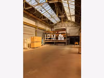 Local d'activités 1392m² à louer à Marseille 11e 