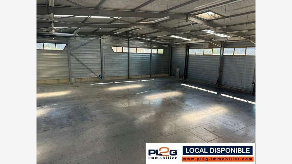 A louer local d'activité 1750m² prox Salon-de-Pce