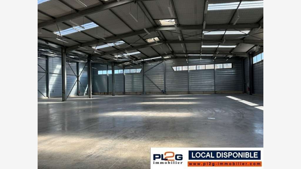 A louer local d'activité 1750m² prox Salon-de-Pce