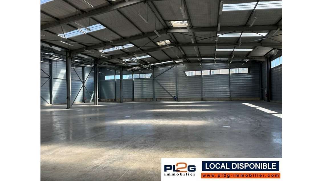 A louer local d'activité 1750m² prox Salon-de-Pce