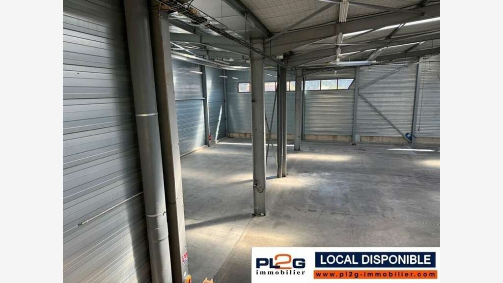 A louer local d'activité 1750m² prox Salon-de-Pce