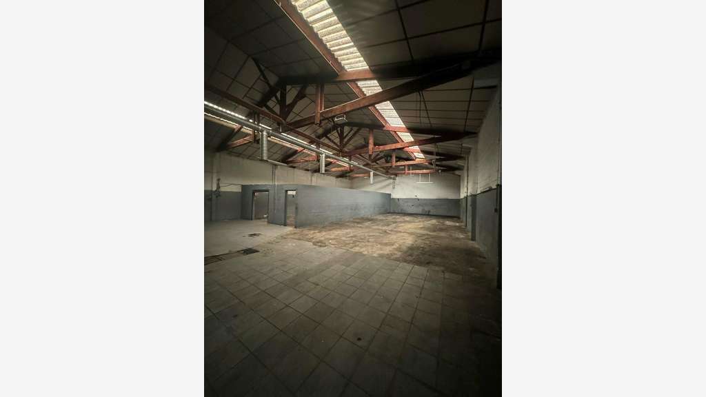 A louer local activité de 386m² à Marseille 13015