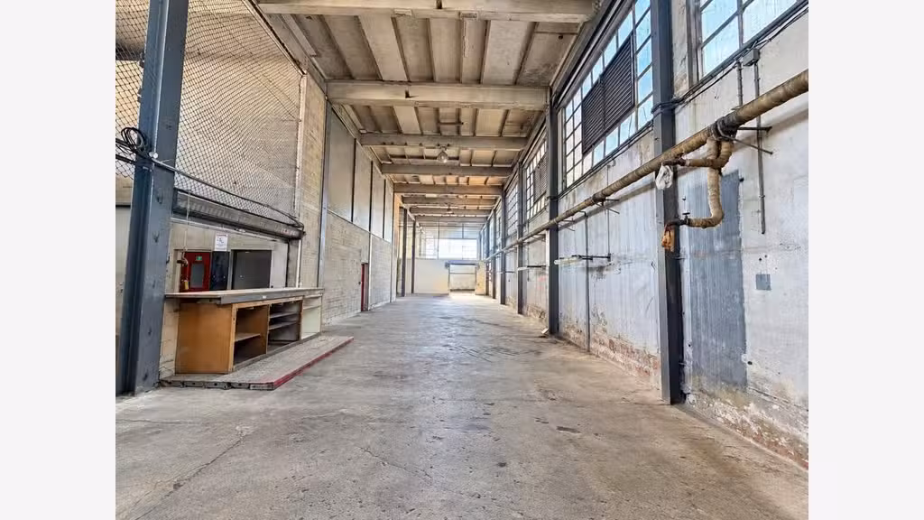 Entrepôt 1030m² avec bureaux à Marseille A7 / A507