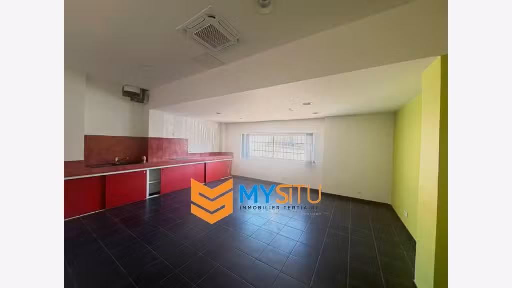 Entrepôt 1030m² avec bureaux à Marseille A7 / A507