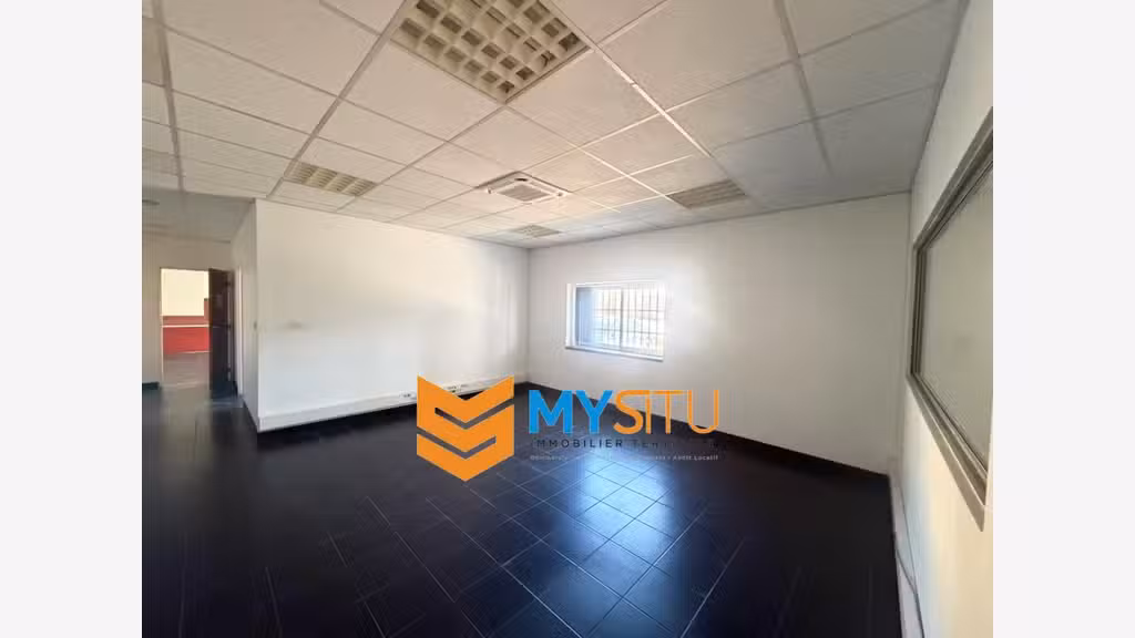 Entrepôt 1030m² avec bureaux à Marseille A7 / A507