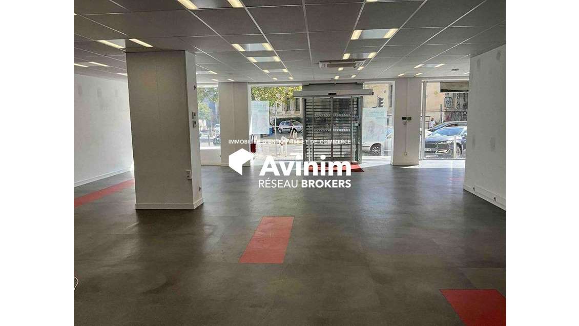 Local commercial avec atelier et parking privatif