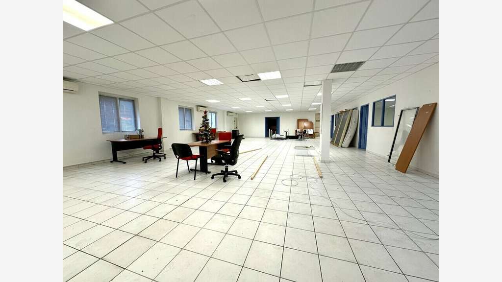 Local 240m² à louer à Martigues Lavéra A7, A55