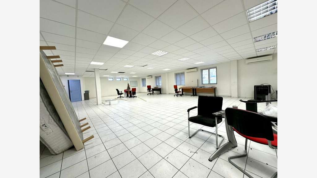 Local 240m² à louer à Martigues Lavéra A7, A55