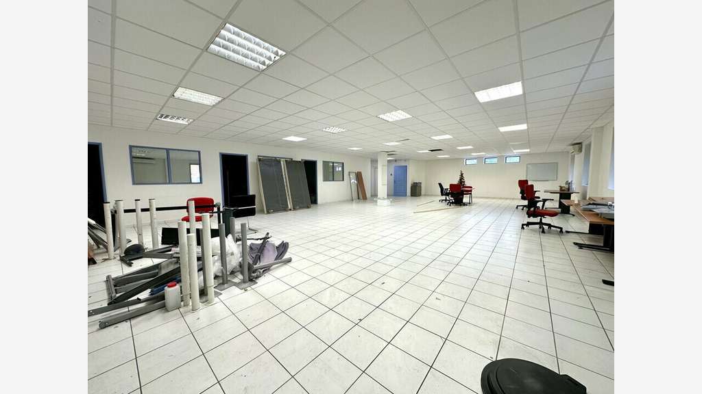 Local 240m² à louer à Martigues Lavéra A7, A55
