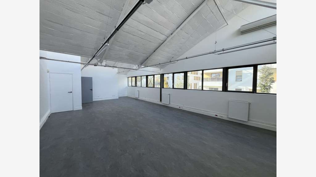 Local d'activité 820m² à louer à Massy