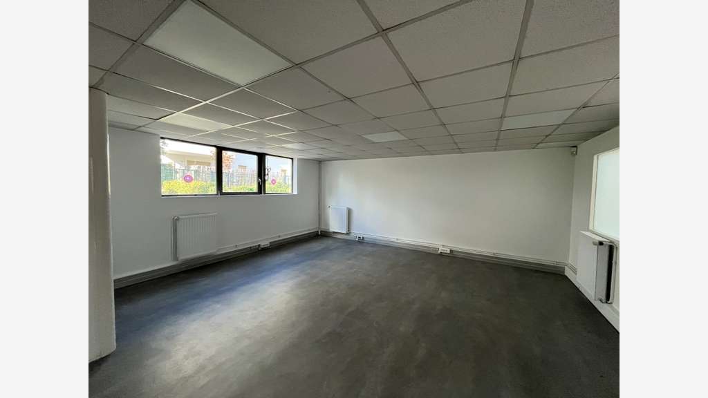 Local d'activité 820m² à louer à Massy