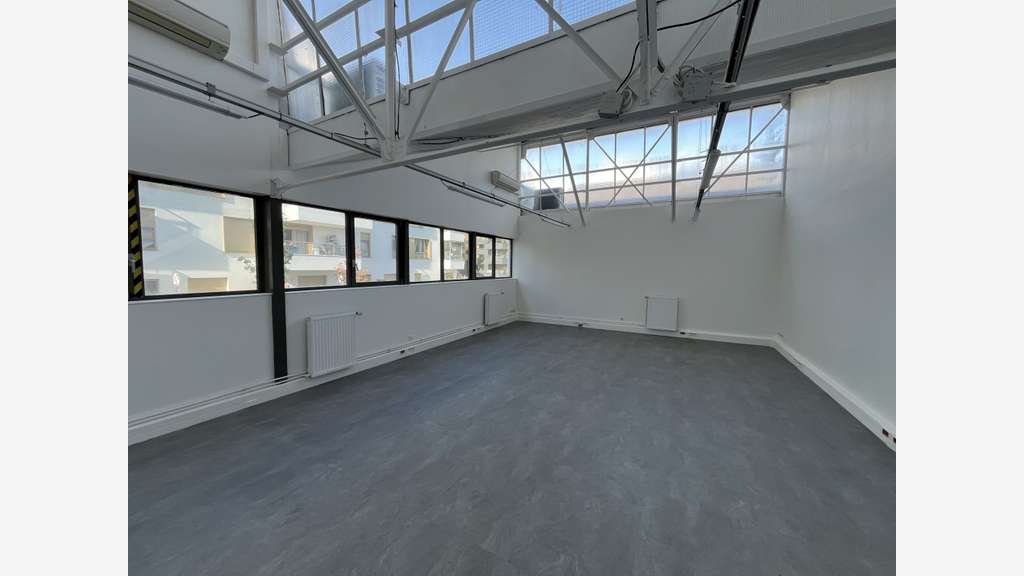 Local d'activité 820m² à louer à Massy