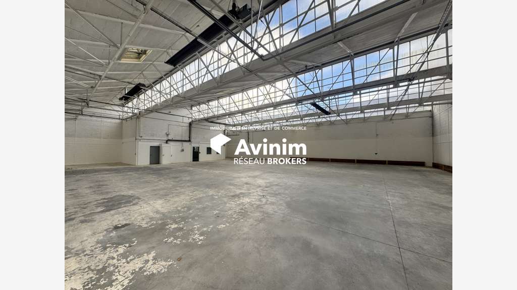 A louer local activités 820m² proche A6 à Massy