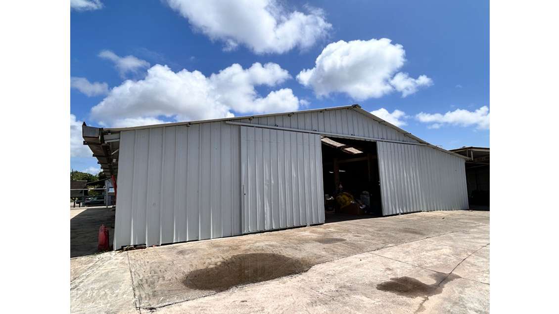 A louer entrepôt 400m² à Matoury zone du Larivot