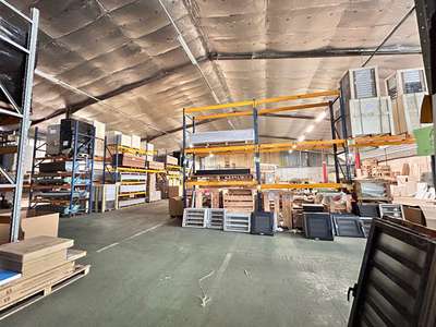 A louer entrepôt 1600m² à Matoury zone du Larivot