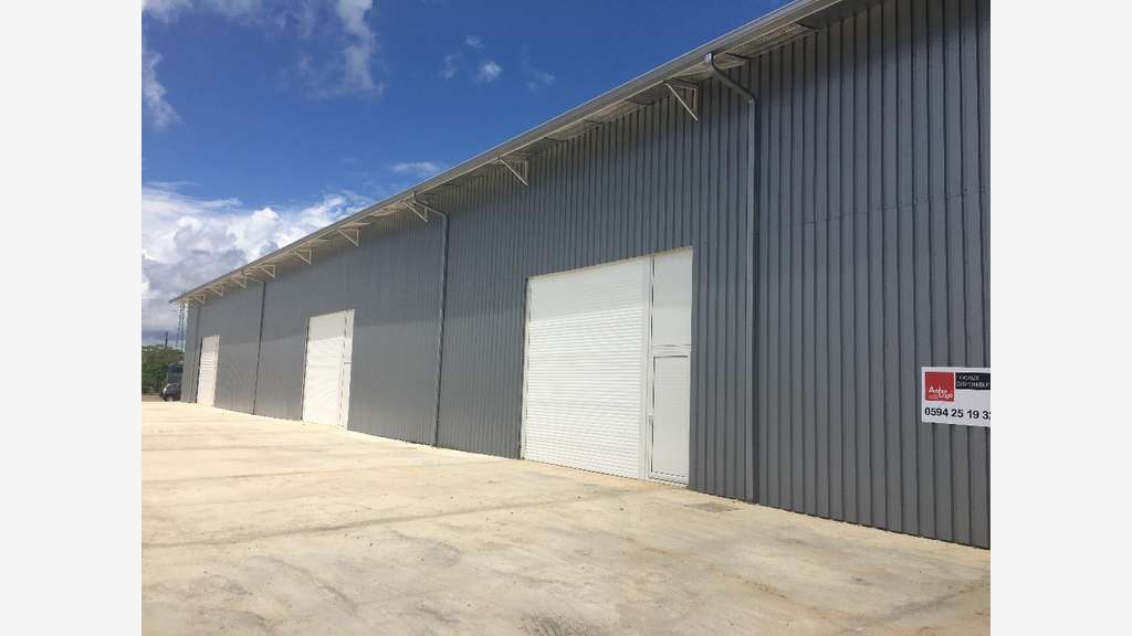 A louer entrepôt 336m² ZA du Larivot à Matoury