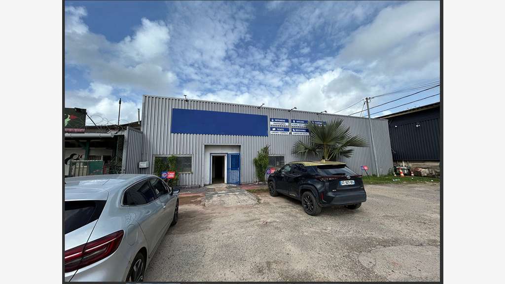 A louer dépôt + bureaux 600m² en za à Matoury