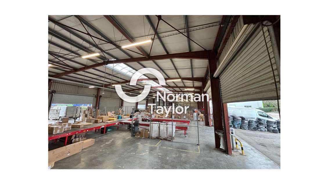 Local logistique 2096m² à louer à Mauguio