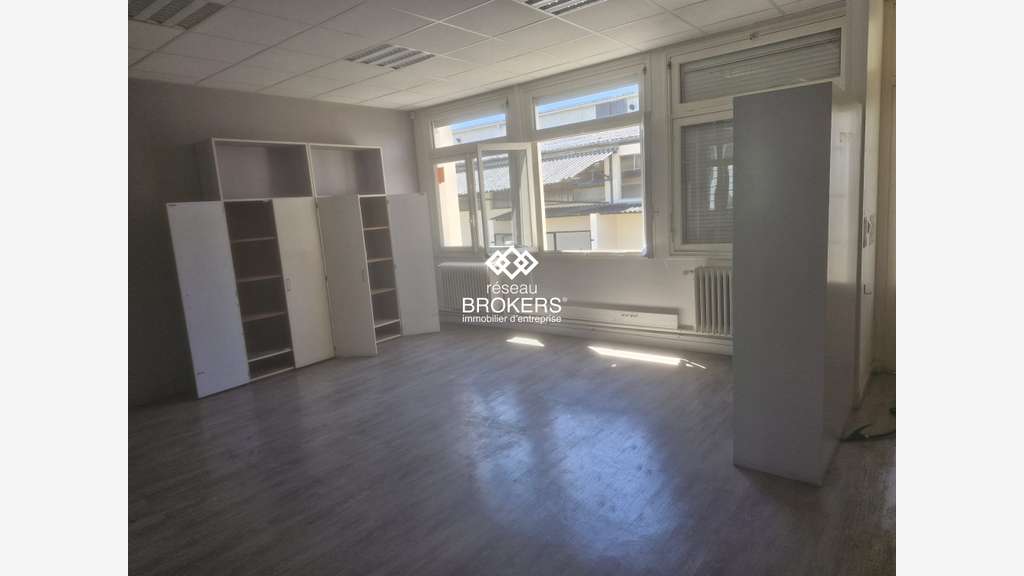 A louer entrepôt 3896m² zone commerciale de Meaux